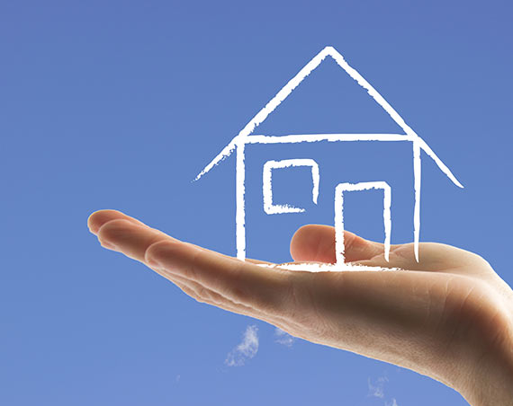 Eine Handfläche nach oben gerichtet, mit einem gezeichnetem Haus auf die Handinnenfläche gesetzt